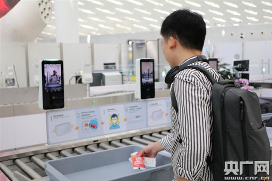 深圳机场推出智能安检通道 旅客可享全流程自助安检